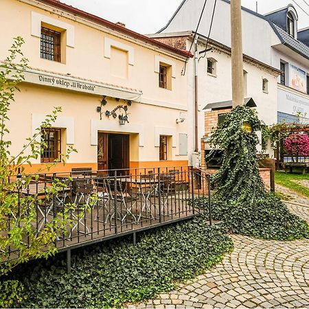 Aparthotel Sklep U Hrabalu Hustopeče Esterno foto