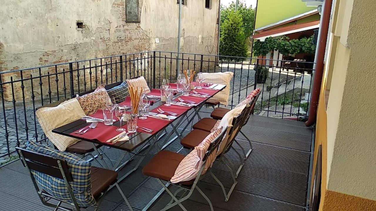 Aparthotel Sklep U Hrabalu Hustopeče Esterno foto