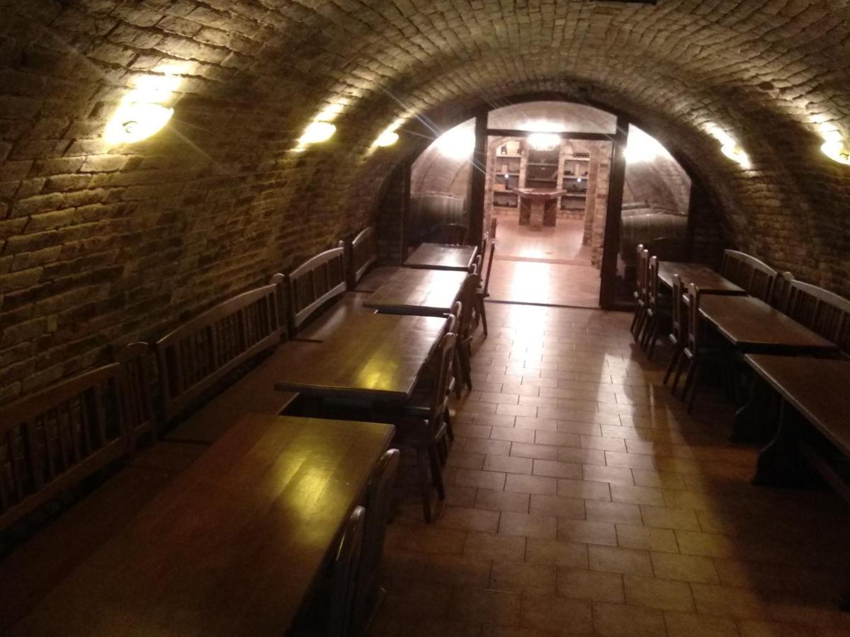 Aparthotel Sklep U Hrabalu Hustopeče Esterno foto