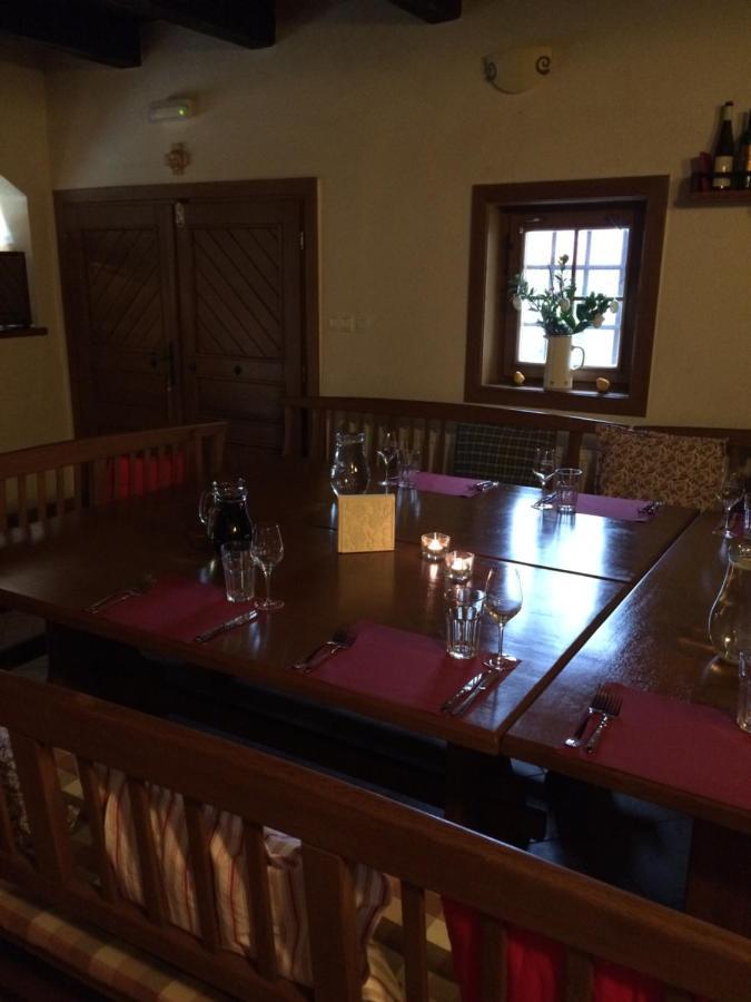 Aparthotel Sklep U Hrabalu Hustopeče Esterno foto