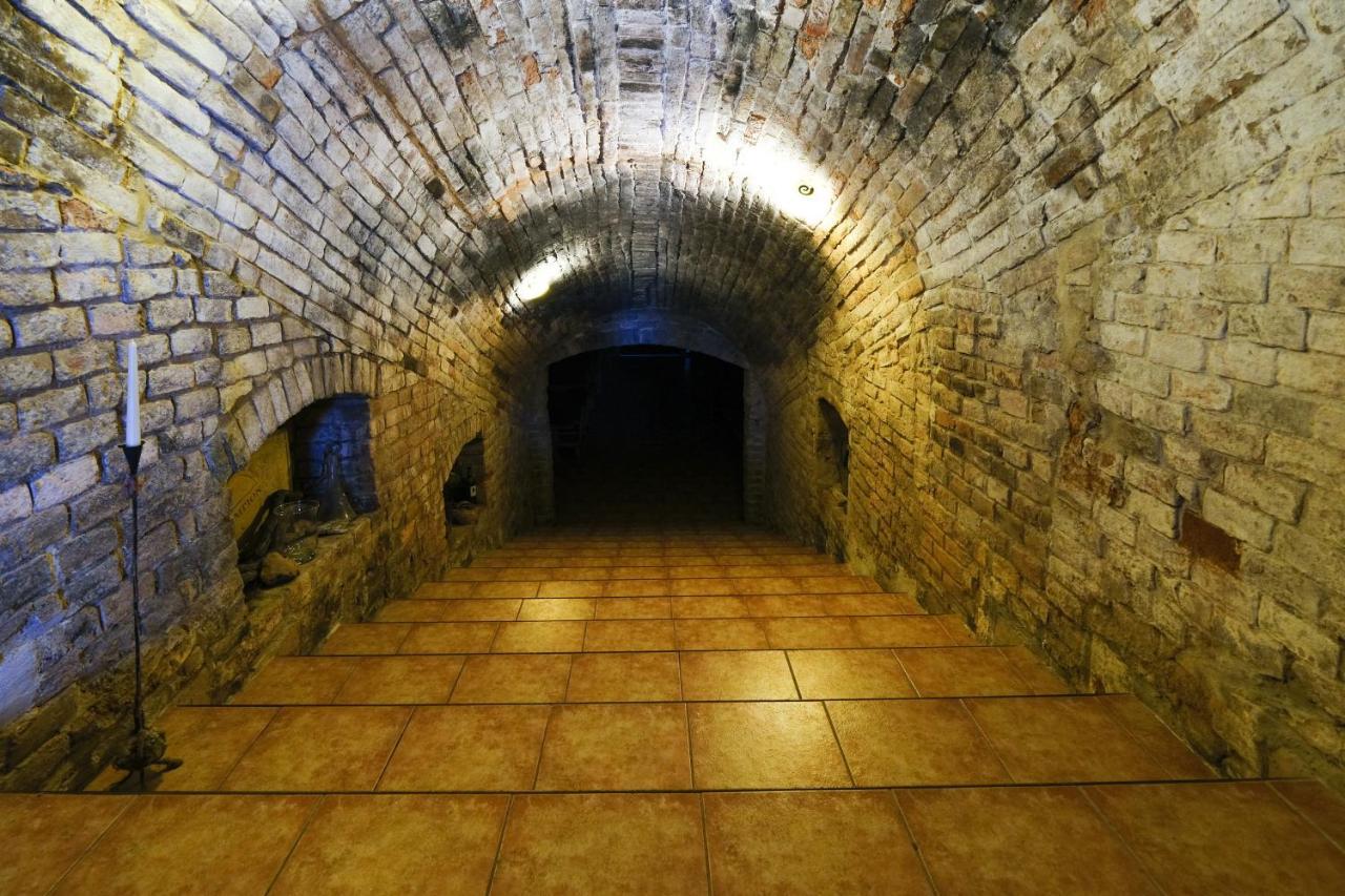 Aparthotel Sklep U Hrabalu Hustopeče Esterno foto
