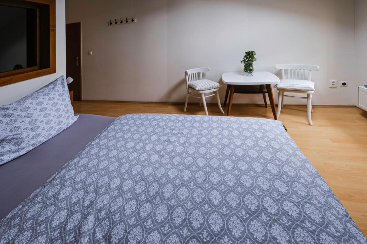 Aparthotel Sklep U Hrabalu Hustopeče Esterno foto