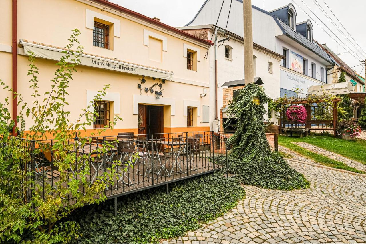 Aparthotel Sklep U Hrabalu Hustopeče Esterno foto