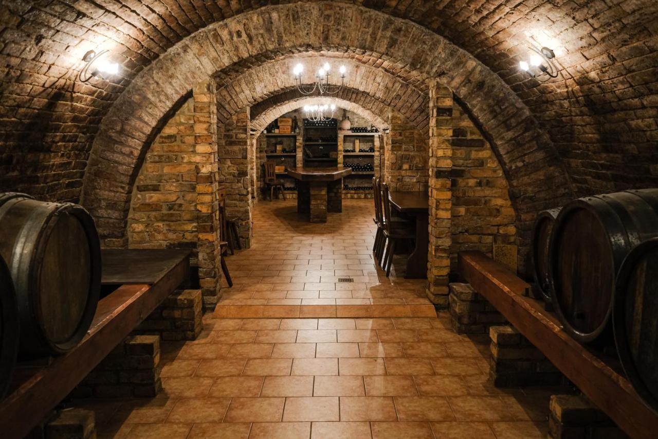 Aparthotel Sklep U Hrabalu Hustopeče Esterno foto
